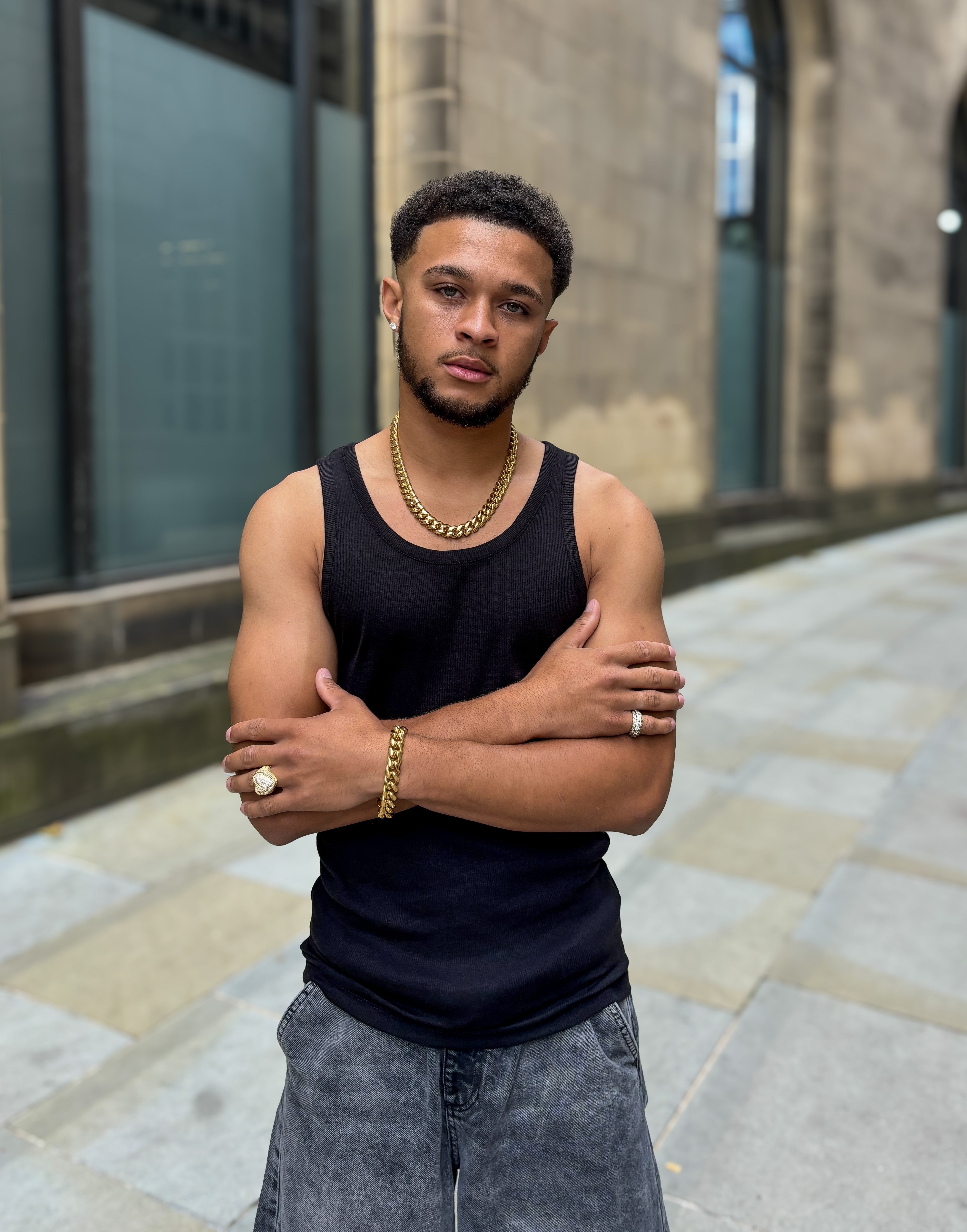 Male_Model_Wearing_Tyresse_14mm_gold_chain_&_Bracelet_Set